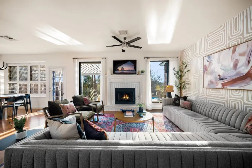 ~Stunning Designer Home~ Jacuzzi & Fire Pit - Image 1