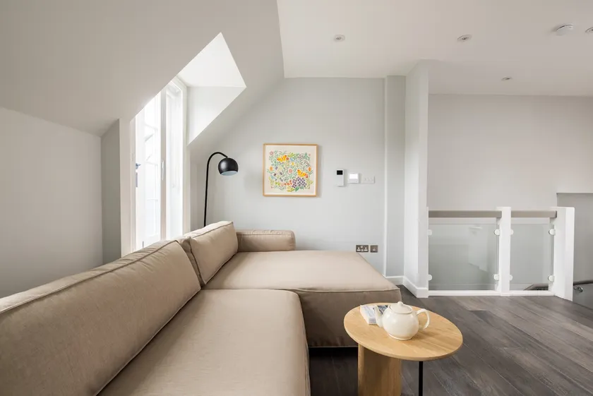 Leicester Sq 1BR Duplex - AC & Lift - Image 1