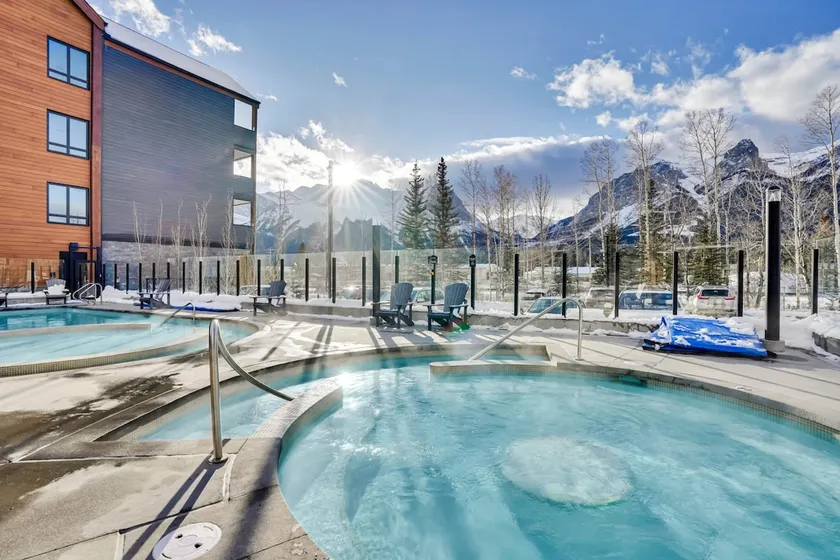 3 Bedroom with Heated Outdoor Pool and Hottub! - Image 1