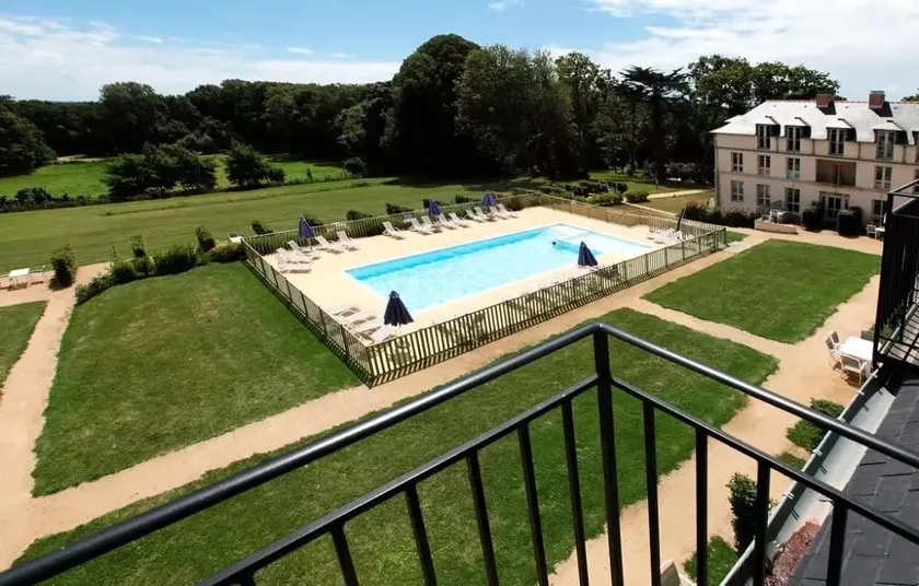 Kergonano - Parking privé et piscine - Image 1