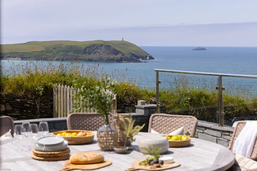 Clifftop property - panoramic views plus hot tub - Image 1