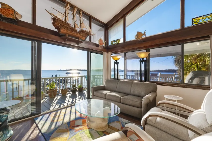 Live on the water! - Image 1