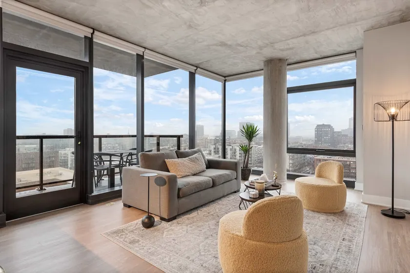 West Loop Retreat: High-End, Walk to Everything - Image 1