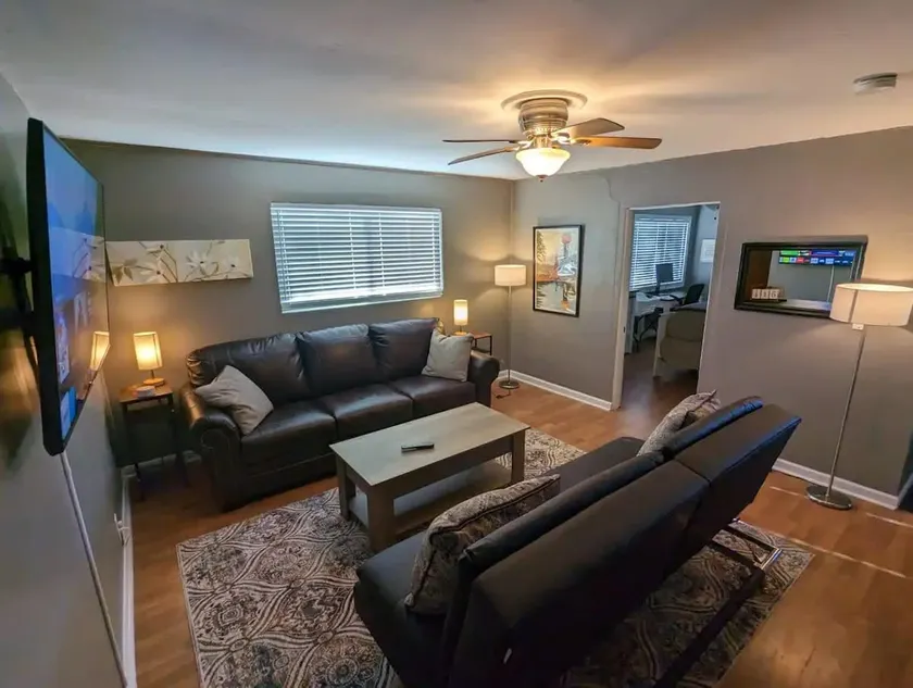 Sleeps 10, 2 baths, 12 mins from downtown - Image 1