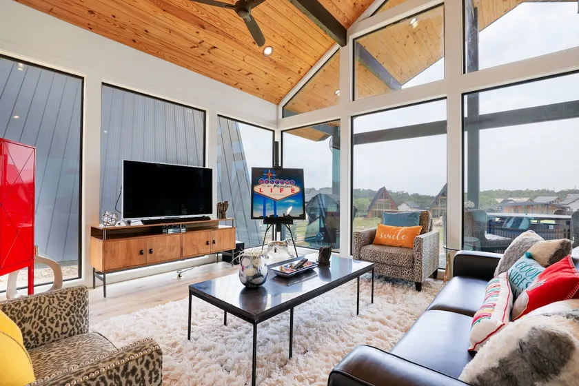 Luxury, Waterfront Cabin! - Image 1