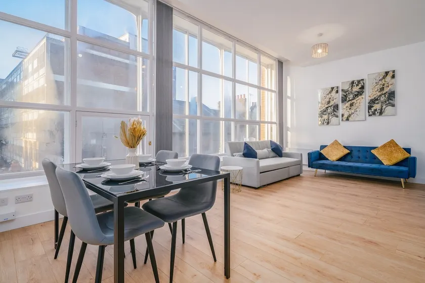 Premium 2-Bed · Town Centre · Parking · Station - Image 1
