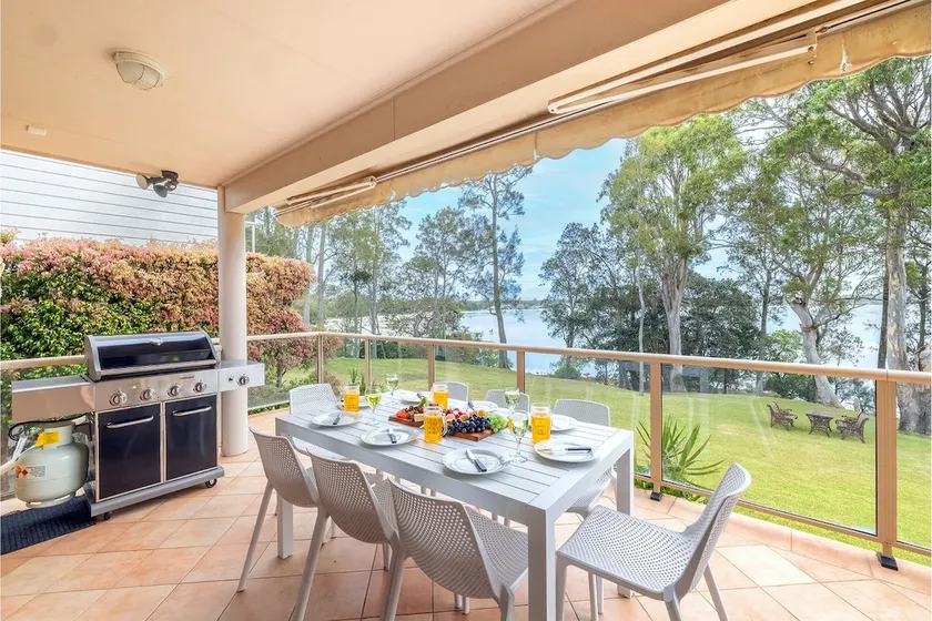Danalene, 44a Danalene Pde - stunning waterfront property with Air Con, WI-FI, Double Lock Up Garage & Boat Parking - Image 1