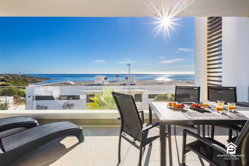 Modern apartment with sea and golf view - Image 1