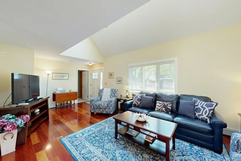 Charming Martha's Vineyard Retreat with Large Yard - Image 1