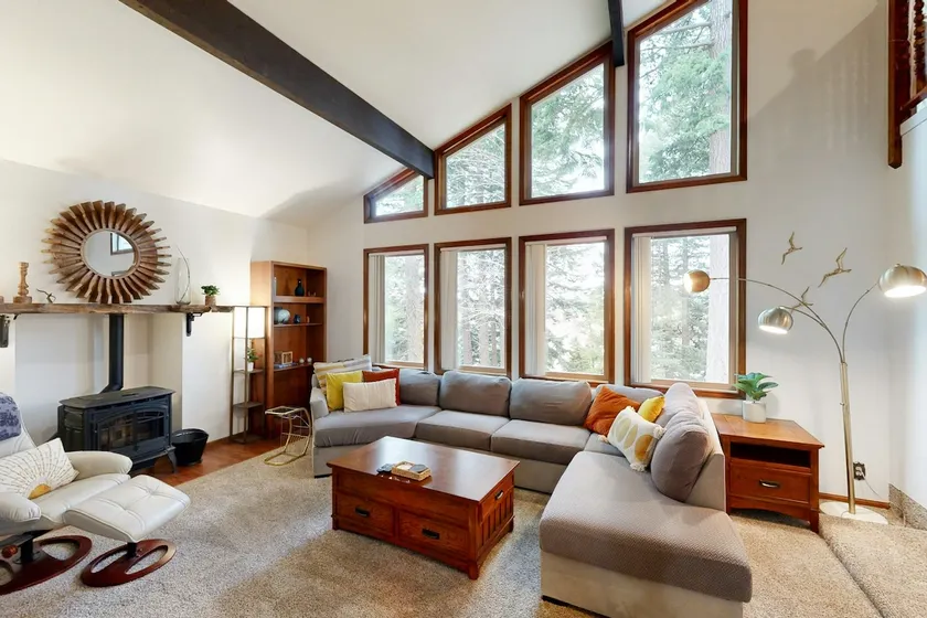 3BR with deck & in-home bar/lounge - Image 1