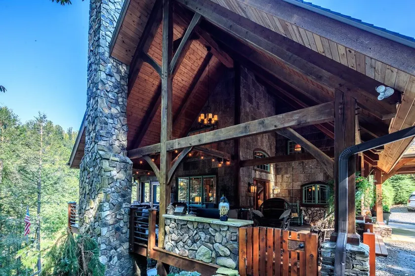 Luxury Riverfront w/ Privacy & Fireplace - Image 1