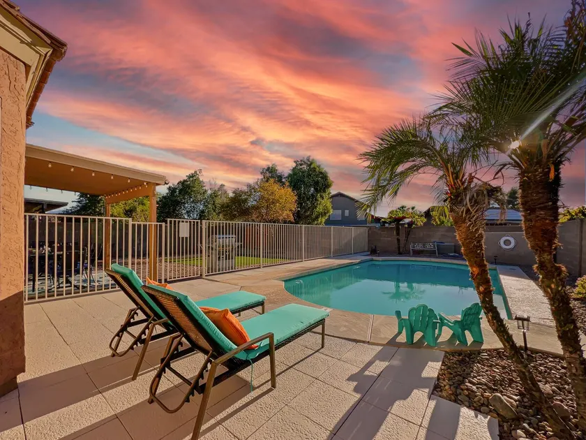 Surprise Pool Home! Close to Everything. Sleeps 13 - Image 1