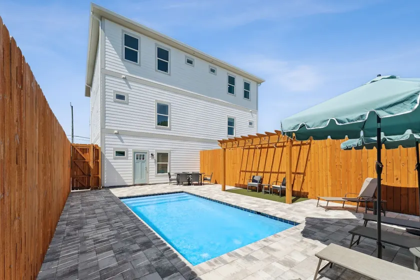 Grand Retreat I! 4BR 5BA Sleeps 15! Private Pool! Luxury and comfort await! - Image 1