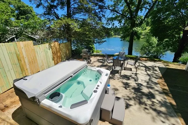 Little Blue Lake Front Cottage + Hot Tub - Image 1