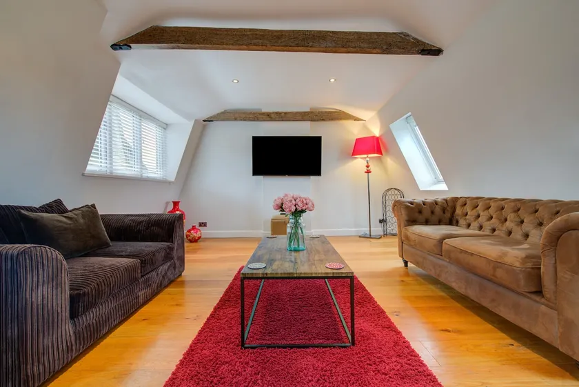 Stylish Townhouse | Work Desk + Wi-Fi | Sleeps 6 - Image 1