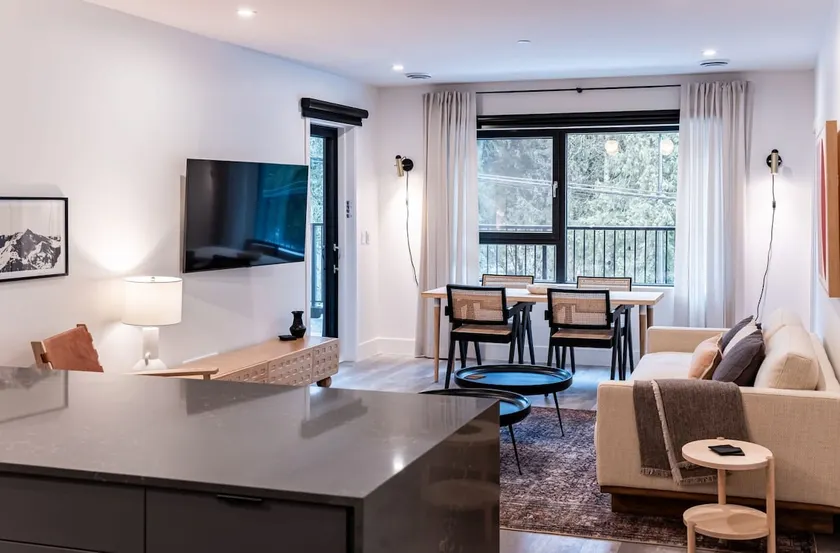 Snow & Swing Getaway - Three Bedrooms with Hot Tub (Stay Revy) - Image 1