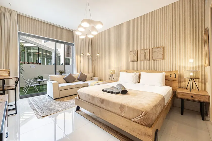 Luxurious studio apartment with private garden - Image 1