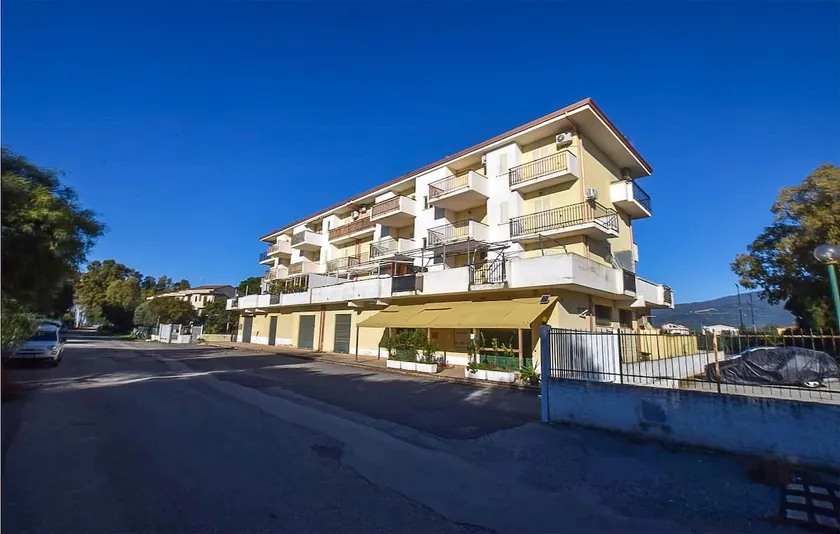 Stunning apartment in Lamezia Terme - Image 1
