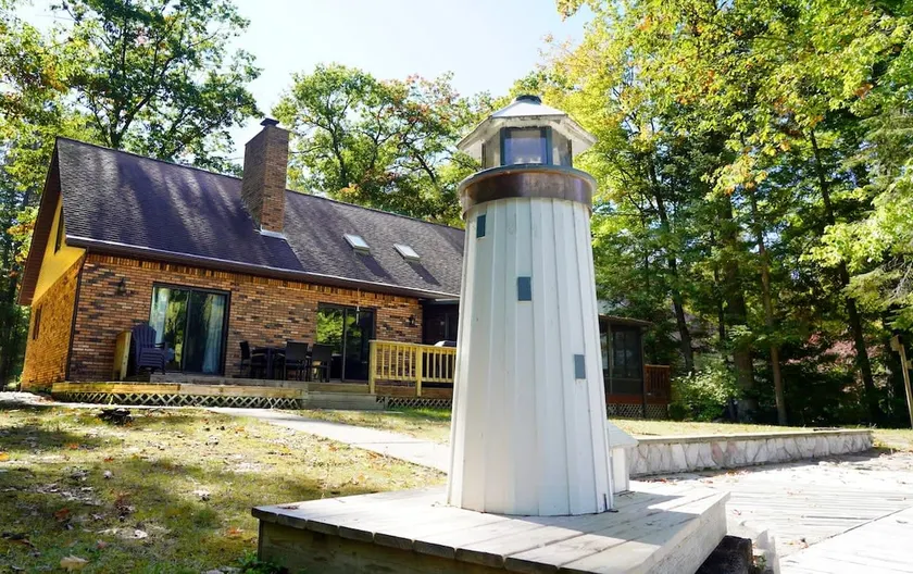 Lighthouse on the Canal - Image 1