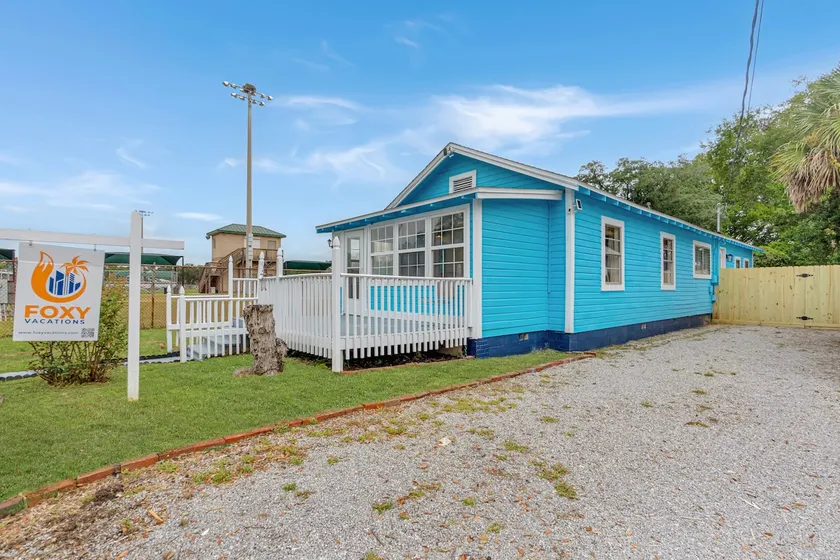 Blue Cottage, Close to Downtown & Bases! - Image 1
