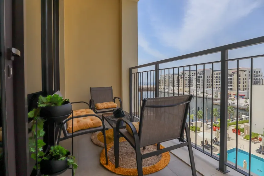 HiGuests - Stylish Waterfront Apartment With Pool in La Mer - Image 1