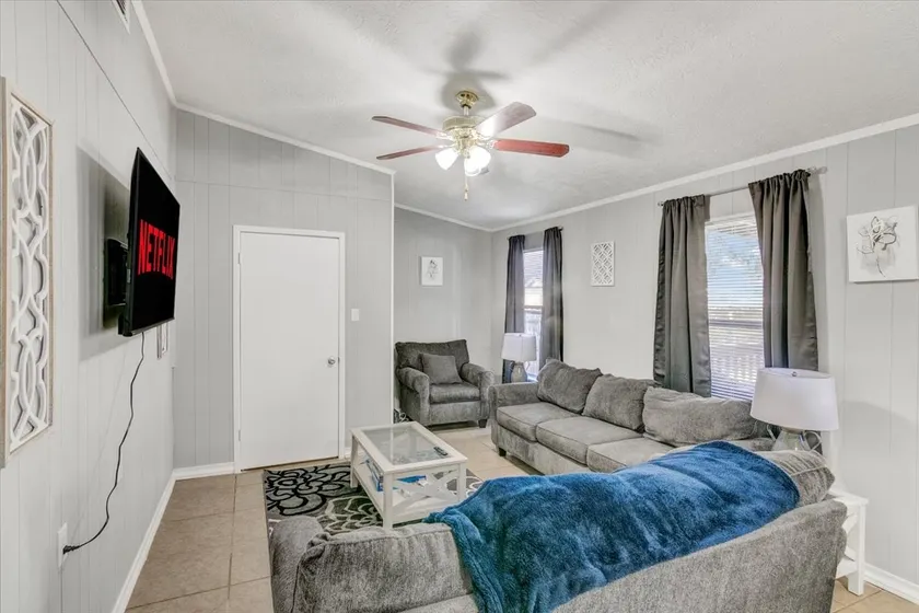 Stylish 4 bedroom home in Groves - Image 1
