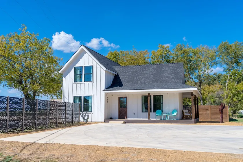 3BR Saint Jo Getaway | BBQ, Fire Pit + Comfort - Image 1