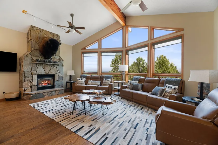 Largest Custer Lodge-Sleeps 22 - Image 1