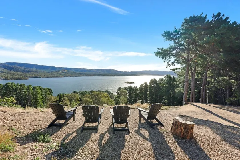 Lake Eildon Retreat - Breathtaking Views - Sleeps 12 - Image 1
