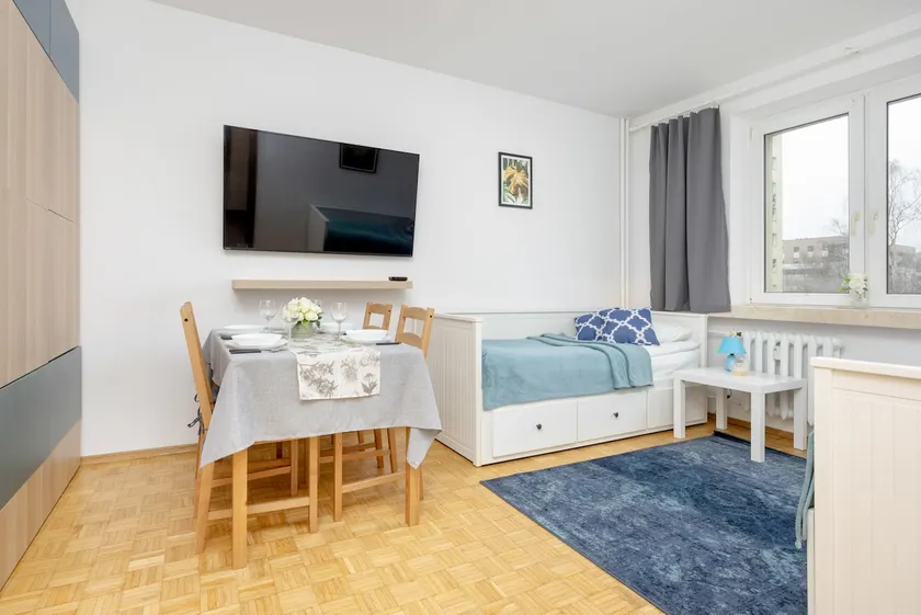 Spacious Apartment with Three Bedrooms in Warsaw by Noclegi Renters - Image 1