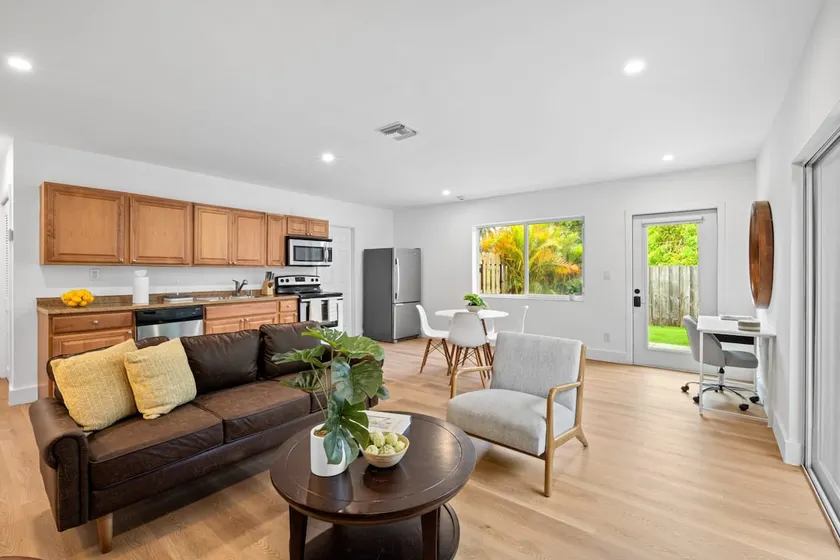 Fresh & Bright Condo 1BR/1BA – Near Riverwalk - Image 1