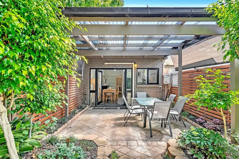 'Violet Cottage' An Idyllic Urban Oasis for Two - Image 1