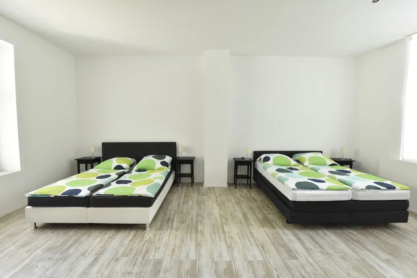Spacious 3-room 130 sqm apartment with garden - Image 1