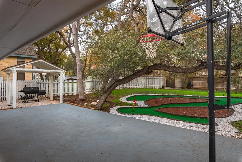 Play Paradise | Minigolf, Basketball & Gameroom - Image 1