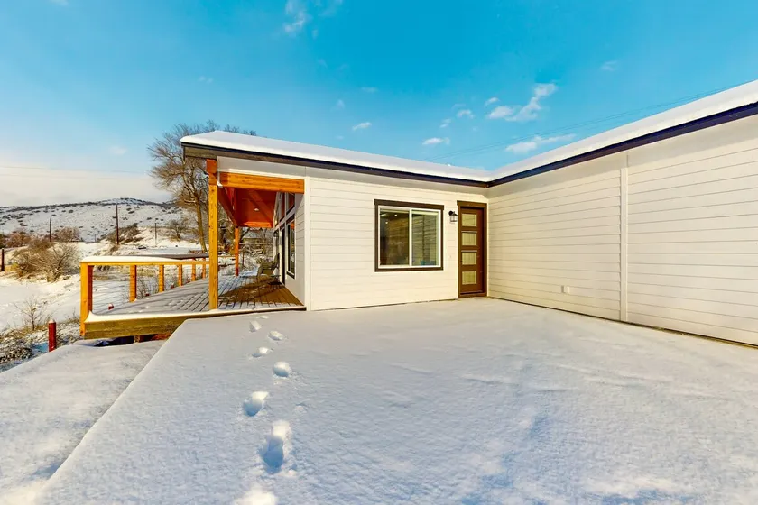 3BR water view home with deck & open layout - Image 1