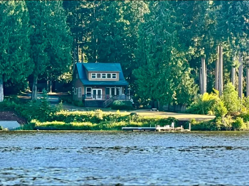 ~Lakeside Retreat~35 mi to Mt. Rainier! - Image 1