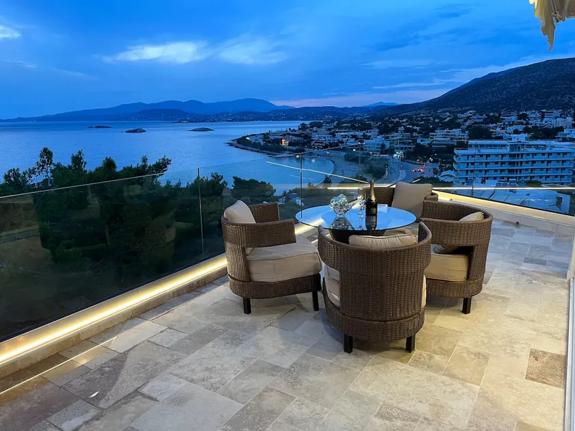 Luxurious 2-Bed Seaside Apartment in Saronida - Image 1
