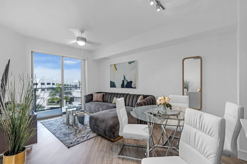 Sleek Doral Retreat 1 Bed Oasis With Free Parking - Image 1
