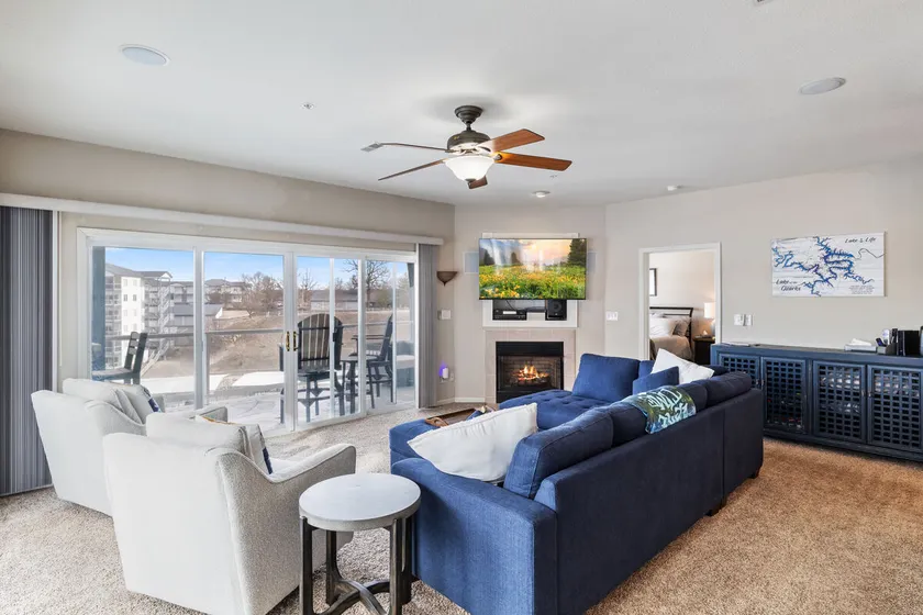 Serene Lake View and Easy Access to Local Delights - Image 1