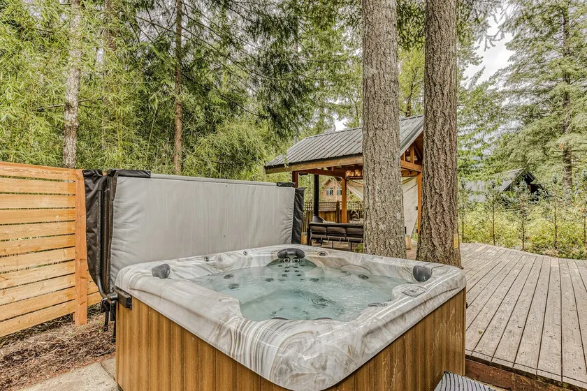 Dog-friendly home with hot tub, shared pool, firep - Image 1
