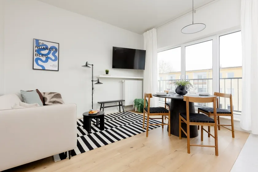 Elegant Apartment with 2 Bedrooms | Balcony - Image 1