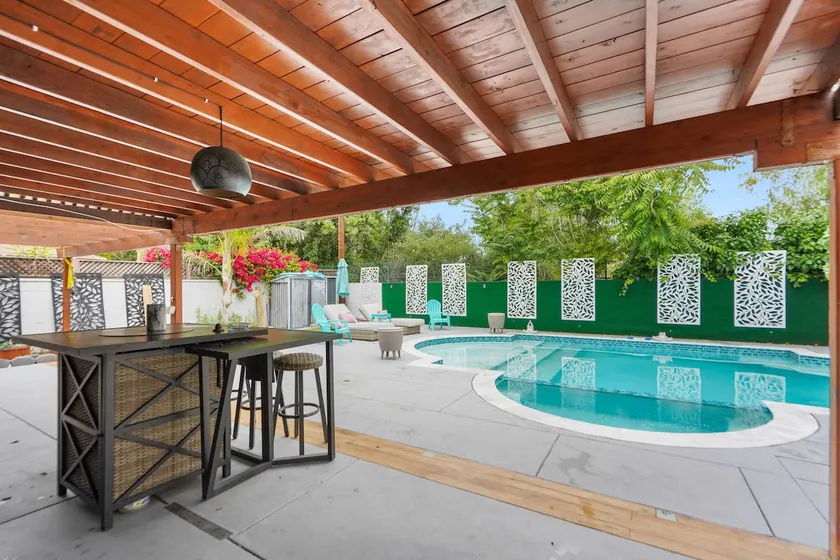 Private Pool and Dog Friendly Near Universal - Image 1