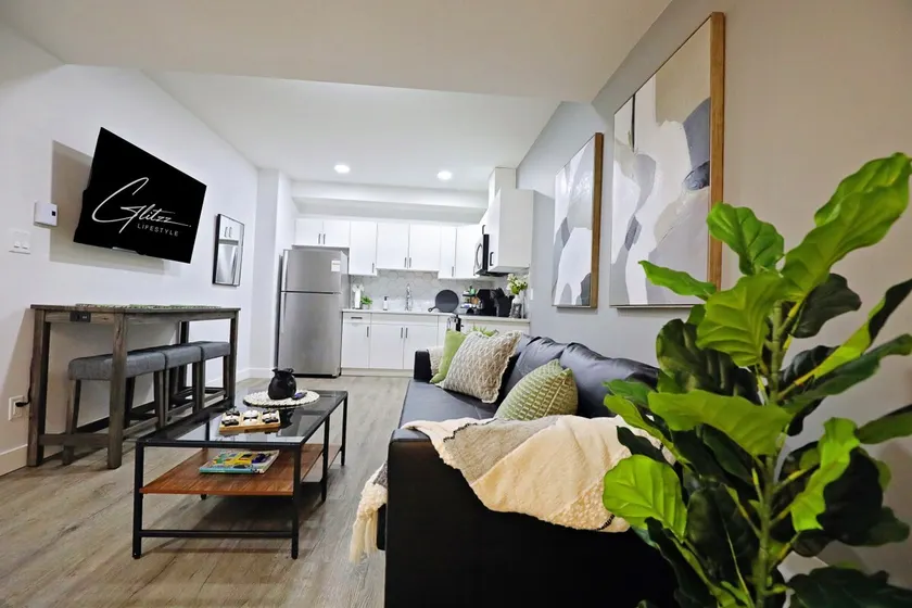 Queen Suite 20 Min from YEG Airport with Disney+ - Image 1