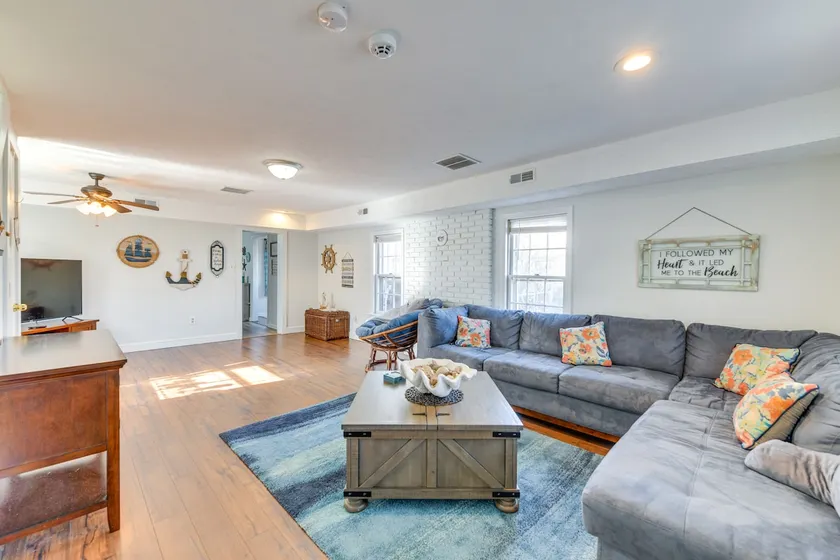 Adorable Cottage: Fire Pit, Walk to Colonial Beach - Image 1