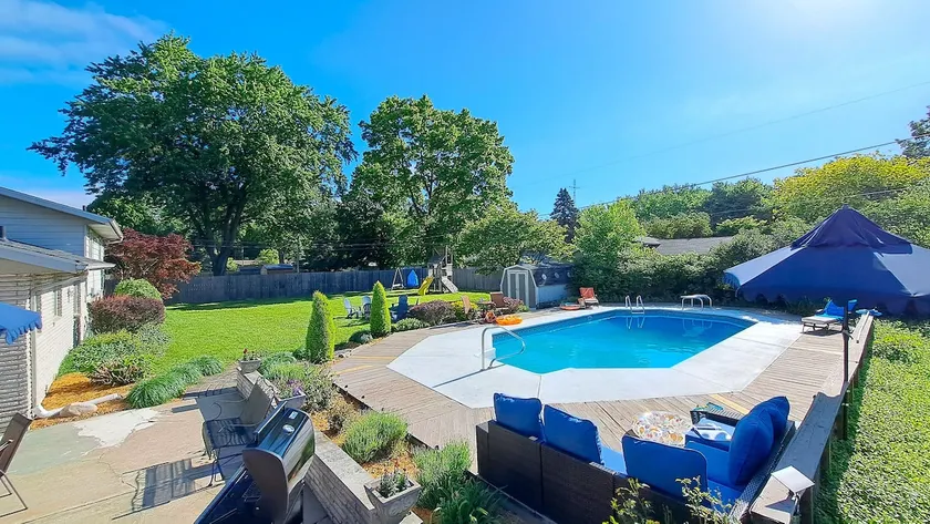 Serene home POOL OPEN JUNE 1 large fenced yard - Image 1