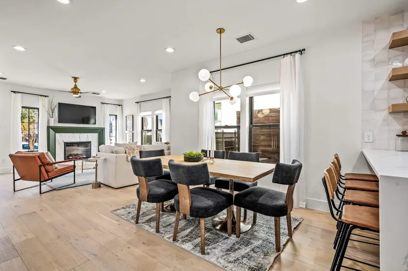 The Gretel-Stunning 4 Bed Downtown Gem, Spa, 14ppl - Image 1