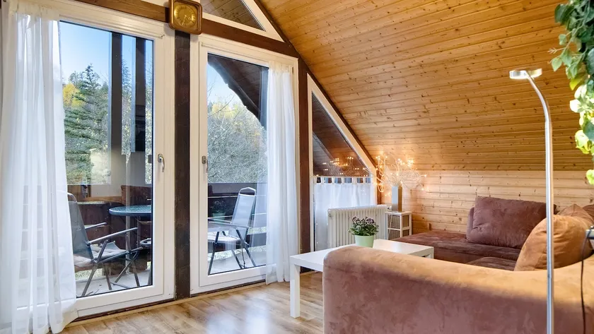Vacation home with lake view - Image 1