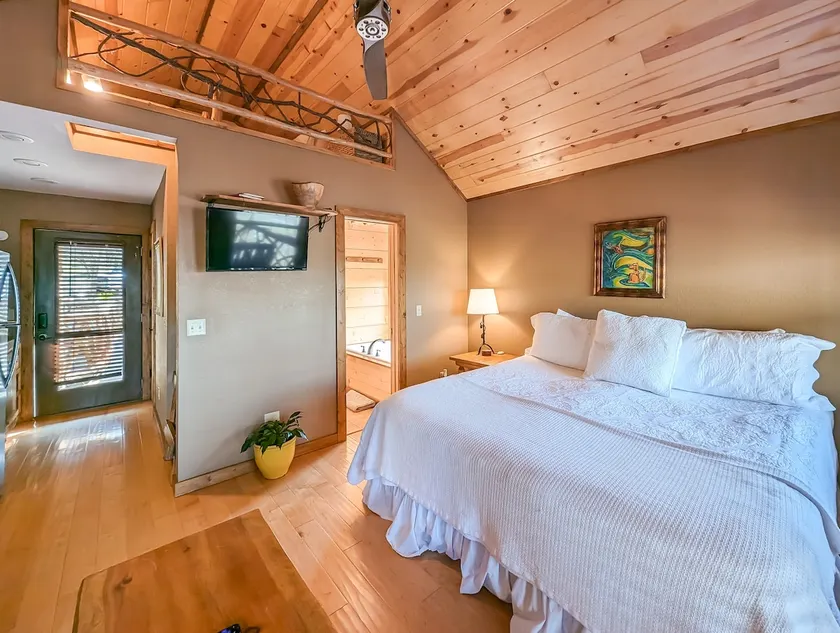 Treehouse Thyme - romantic getaway close to town - Image 1