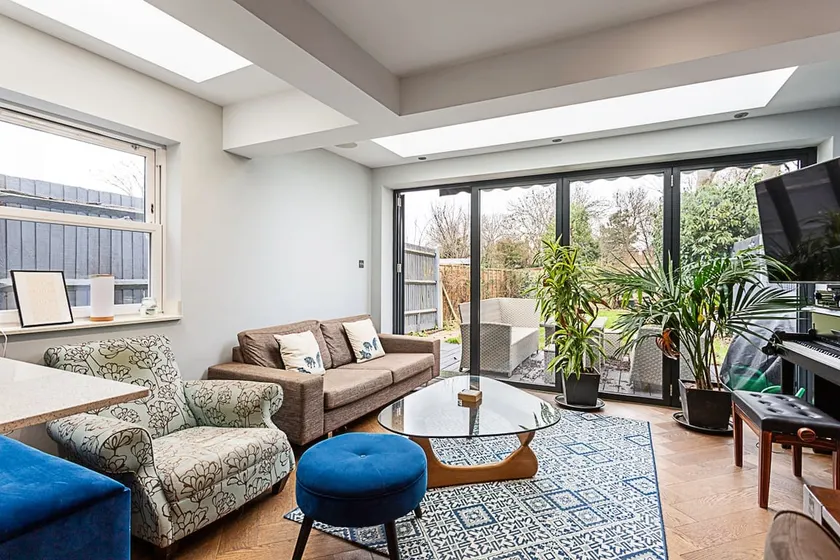 Modern and Spacious Colliers Wood Home - Image 1