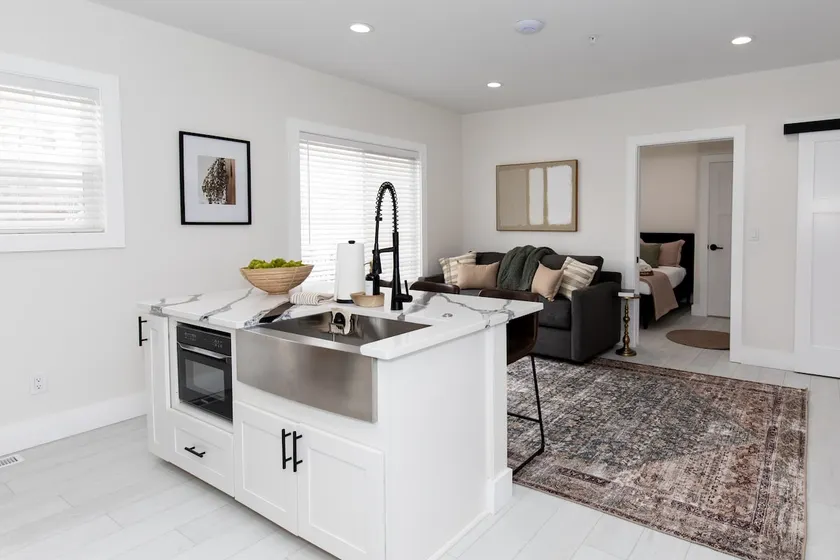 Upgraded 1 BR Condo - 2 Blocks to Waterfront! - Image 1